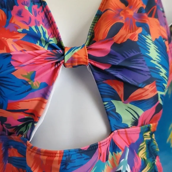 Ladies one pc. Swimsuit size 0XL - Picture 3 of 7